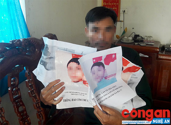 1 nạn nhân ở huyện Hưng Nguyên bên cạnh những tờ rơi khủng bố tinh thần về con trai mình bị những kẻ đòi nợ dán trước cửa nhà