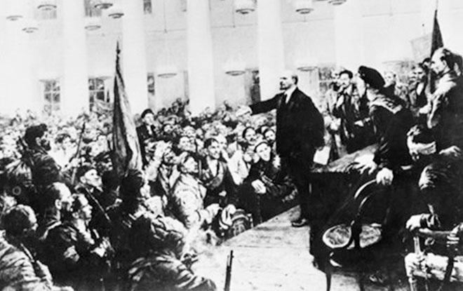 Lãnh tụ Đảng Bolshevich V. I. Lenin tuyên bố thành lập chính quyền Xô Viết tại Đại hội Xô Viết ngày 7-11-1917 tại điện Smolny, ngay sau khi chiếm Cung điện mùa Đông.