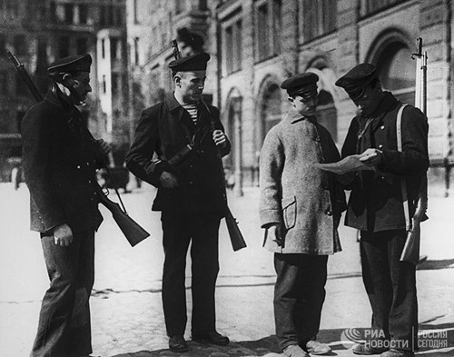 Các chiến sĩ Cận vệ đỏ được trang bị súng trường Mosin đang ngồi bên đống lửa trong những ngày Cách mạng Tháng Mười năm 1917 tại Petrograd.