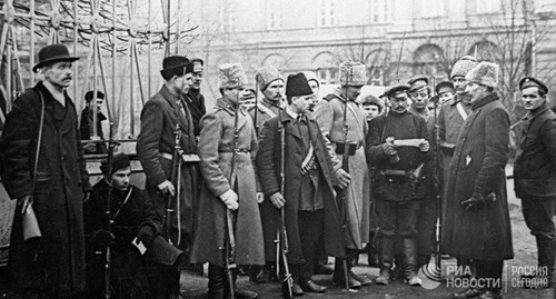 Binh lính và lực lượng dân quân tự vệ được trang bị súng trường Mosin và súng trường Berdan tại Cung điện Smolny trong những ngày Tháng Mười năm 1917.