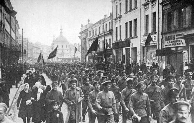 Người dân và lực lượng khởi nghĩa diễu hành tại Saint Peterburg chúc mừng thành công của cuộc Cách mạng ngày 7-11-1917.