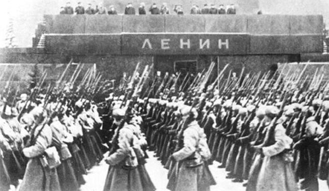 Một đơn vị Hồng quân Liên Xô duyệt binh trên Quảng trường Đỏ rồi tiến thẳng ra mặt trận tiêu diệt phát xít Đức chỉ cách Moscow vài kilomet trong cuộc Chiến tranh Vệ quốc vĩ đại năm 1941. Từ năm 1941, lễ kỉ niệm Cách mạng tháng Mười được tổ chức long trọng hơn với hình thức duyệt binh với lực lượng hùng hậu và khí tài quân sự.