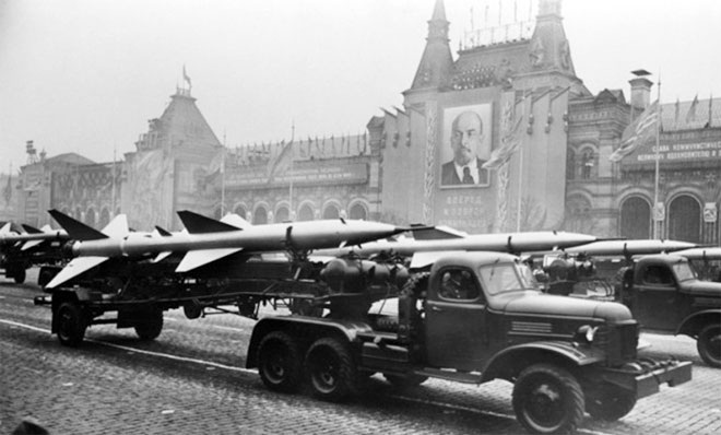 Đoàn xe tên lửa tiến qua Quảng trường Đỏ trong lễ duyệt binh kỉ niệm Cách mạng Tháng Mười vào năm 1957.