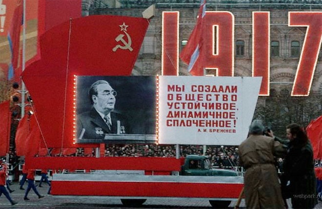 Hình ảnh Nhà lãnh đạo Xô Viết L. I. Breznev trong lễ kỉ niệm 65 năm Cách mạng tháng Mười vĩ đại.