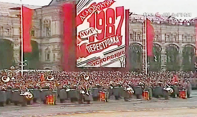 Lễ duyệt binh kỉ niệm 70 năm cuộc Cách mạng Tháng mười vào năm 1987, 1 năm sau khi Xô Viết bước vào giai đoạn cải tổ chính sách về chính trị và kinh tế mang tên “Perestroyka”.