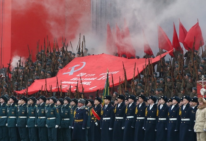 Đoàn diễu binh của Nga tái hiện lại những hình ảnh từ thời Thế chiến II trong lễ diễu binh kỷ niệm 99 năm Cách mạng Tháng Mười và 75 năm trận chiến Stalingrad hào hùng.