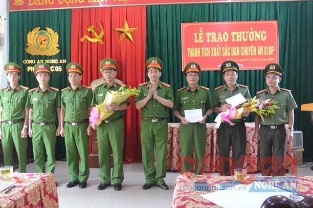Đồng chí Đại tá Nguyễn Mạnh Hùng, Phó giám đốc Công an tỉnh tặng hoa chúc mừng Ban chuyên án