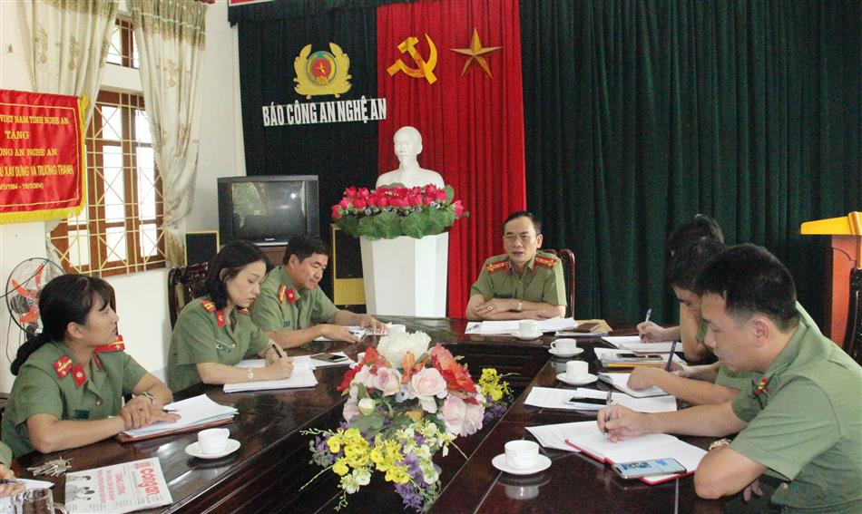 Đồng chí Đại tá Lê Xuân Hoài, Phó giám đốc Công an tỉnh Nghệ An làm việc với Báo Công an Nghệ An
