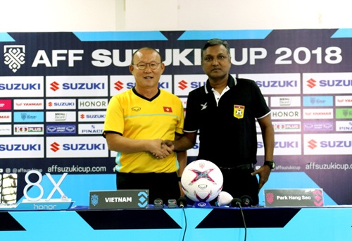 HLV Đội tuyển Việt Nam Park Hang-seo và HLV Đội tuyển Lào Sundramoorthy (người bên phải) lần đầu tiên gặp nhau tại giải đấu lớn nhất Đông Nam Á. Ảnh: VFF