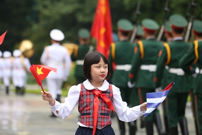 Các cháu thiếu nhi Việt Nam tươi vui với lá cờ hai nước Việt Nam - Cuba trên tay.