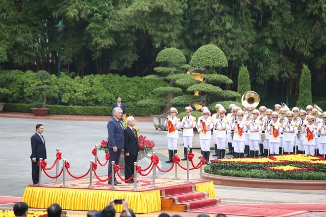 Tổng Bí thư, Chủ tịch nước Nguyễn Phú Trọng và Chủ tịch Cuba trong nghi lễ chào cờ.