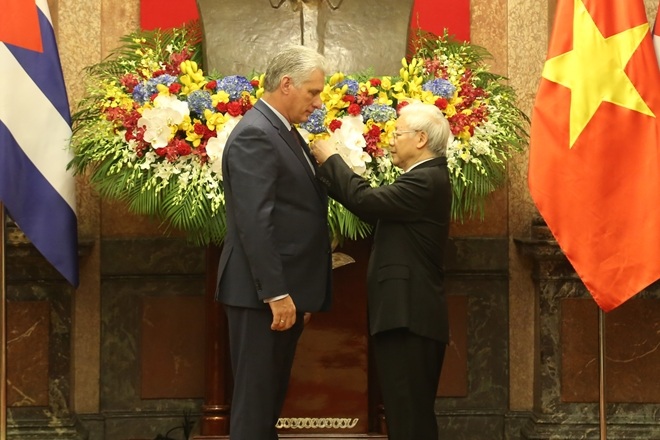 Tổng Bí thư, Chủ tịch nước Nguyễn Phú Trọng trao tặng huân chương Hồ Chí Minh cho Chủ tịch Cuba Miguel Mario Diáz Canel Bermúdez.