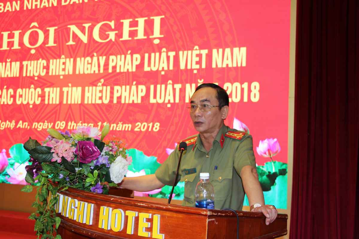 Đại tá Lê Xuân Hoài – Phó Giám đốc Công an tỉnh báo cáo kết quả của Công an Nghệ An qua 5 năm thực hiện Ngày Pháp Luật.