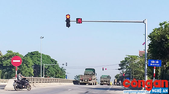 Phương tiện tham gia giao thông buộc phải dừng đèn đỏ trên cầu Lồi