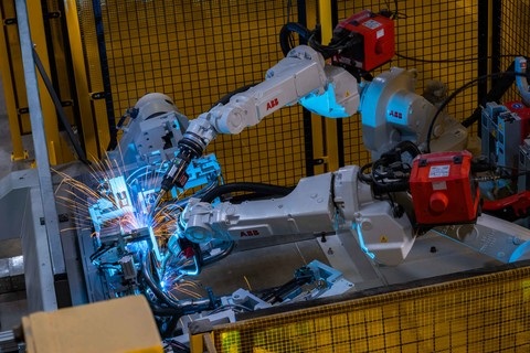 VinFast eScooter ứng dụng các công nghệ quản lí, quy trình gia công tân tiến nhất thế giới.Các công đoạn hàn, sơn đều được thực hiện 100% bằng robot tự động.