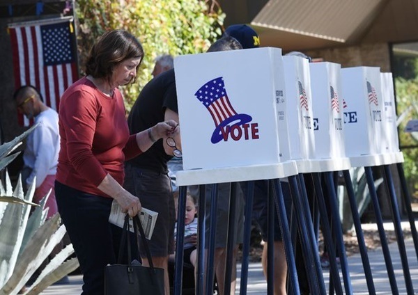 Cử tri Mỹ đi bỏ phiếu bầu cử giữa nhiệm kỳ ngày 6/11 (Ảnh: Reuters)