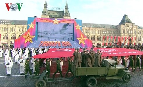 Lễ diễu binh tái hiện sự kiện duyệt binh lịch sử 77 năm về trước diễn ra tại Quảng trường Đỏ ở thủ đô Moskva ngày 7/11 (Ảnh: VOV.VN)