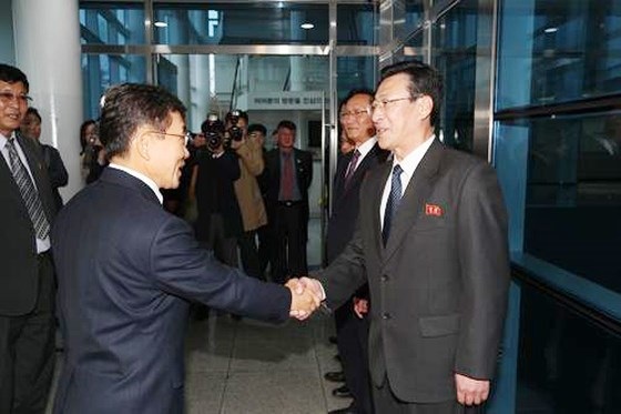 Thứ trưởng Bộ Y tế Hàn Quốc Kwan Dok-chol (trái) và người đồng cấp CHDCND Triều Tiên Pak Myong-su, tại cuộc hội đàm ngày 7/11/2018 (Ảnh: YONHAP)