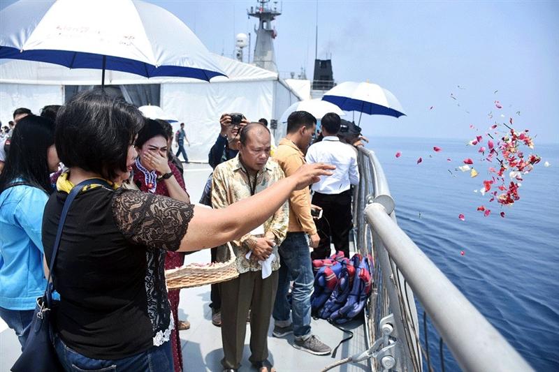 Người thân của các nạn nhân vụ tai nạn máy bay có mặt ở khu vực biển Tây Java để cầu nguyện cho những người xấu số (Ảnh: The Jakatar Post)