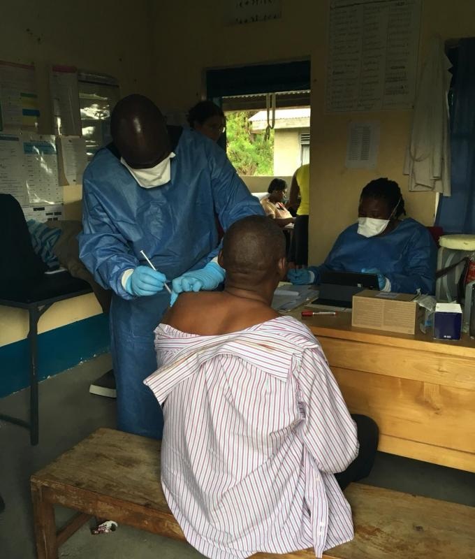 Một nhân viên y tế ở Rwebisengo, Uganda đang được tiêm vaccine phòng bệnh Ebola (Ảnh: WHO)