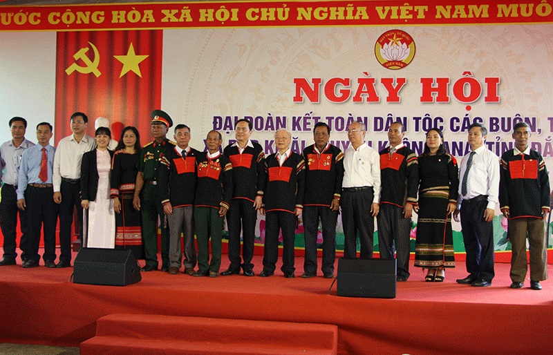 Tổng Bí thư, Chủ tịch nước Nguyễn Phú Trọng chụp ảnh lưu niệm cùng bà con xã Dur Kmăl.