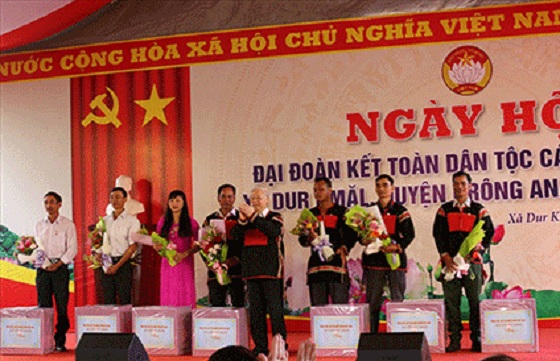 Tổng Bí thư, Chủ tịch nước Nguyễn Phú Trọng tặng quà cho 7 thôn, buôn trên địa bàn.