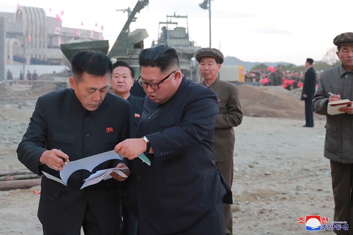 Ông Kim Jong-un đang trao đổi có lẽ với một quan chức của dự án.