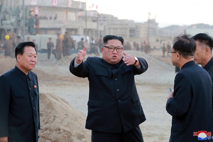Chủ tịch Kim Jong-un chỉ đạo ngay tại công trường xây dựng.