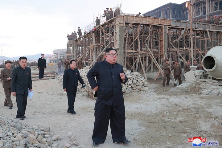 Nhà lãnh đạo Kim Jong-un trực tiếp có mặt tại công trường xây dựng của dự án Wonsan-Kalma.