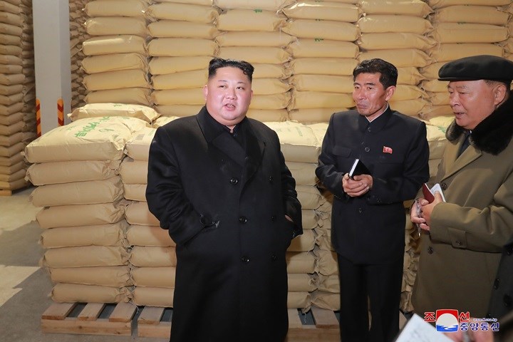 Xung quanh nhà lãnh đạo Kim Jong-un thường xuyên có những người cẩm sổ chăm chú lắng nghe để ghi lại các lời chỉ đạo của ông.