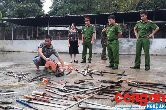 Công an huyện Nghi Lộc phối hợp với các ban, ngành chức năng tiêu hủy số vũ khí, vật liệu nổ thu hồi trong năm 2018