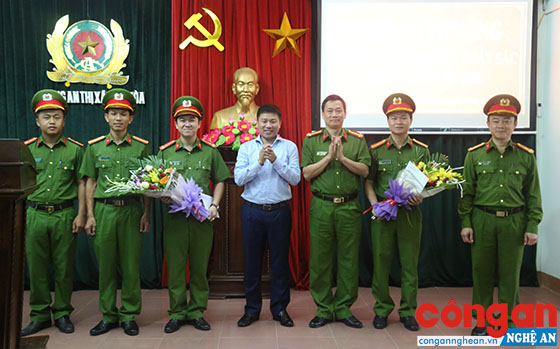 Lãnh đạo Công an tỉnh và UBND TX Thái Hòa trao thưởng về thành tích đặc biệt xuất sắc của Công an thị xã