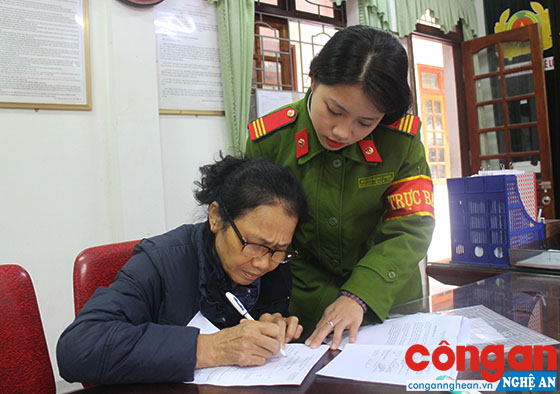 Công an phường Lê Lợi hướng dẫn người dân làm thủ tục hành chính 