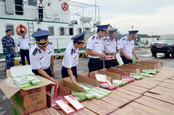 Bộ Tư lệnh Vùng Cảnh sát biển 1 bắt giữ tàu chở hàng nhập lậu.