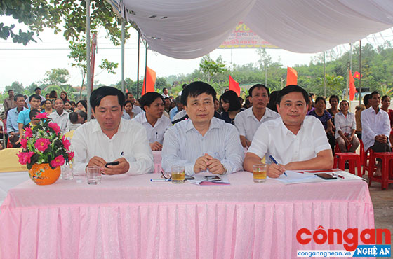 Các đại biểu tham dự ngày vui ngày hội đại đoàn kết tại xã Vân Diên, huyện Nam Đàn