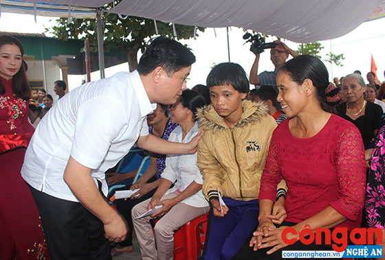 Đồng chí Thái Thanh Quý tặng quà gia đình có hoàn cảnh khó khăn
