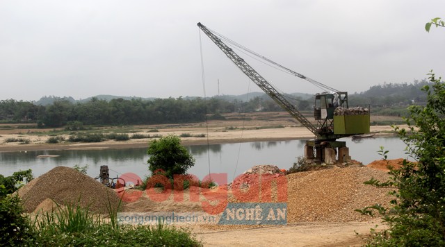 Một bến thủy nội địa tập kết và kinh doanh cát, sỏi chưa có phép             trên địa bàn huyện Anh Sơn