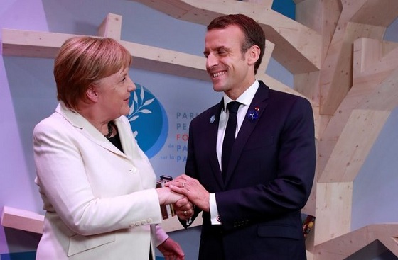 Thủ tướng Đức Angela Merkel (trái) và Tổng thống Pháp Emmanuel Macron tại Diễn đàn Hòa bình Paris. Ảnh: US News & World Report.