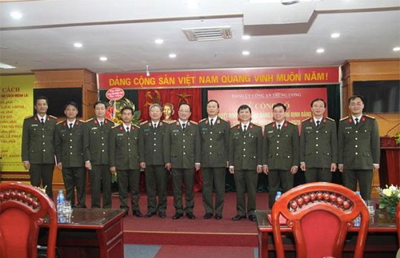 Thứ trưởng Nguyễn Văn Thành cùng với các đồng chí trong Đảng ủy Cục Đào tạo.