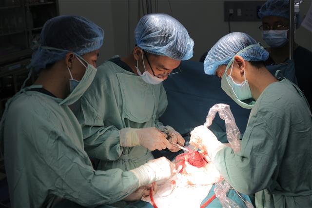 Bệnh viện Quốc tế Vinh tiến hành phẩu thuật lấy thai và bóc tách khối u trong bụng sản phụ, thành công