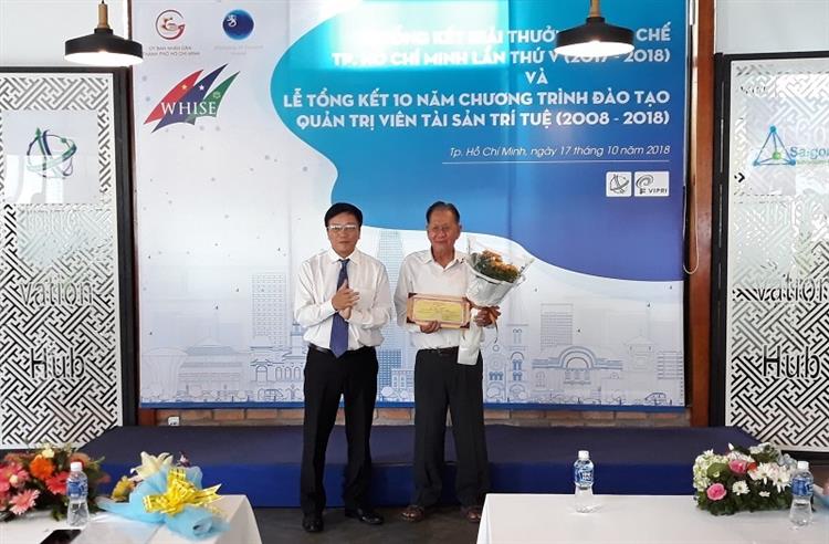 Ông Nguyễn Khắc Thanh, Phó Giám đốc Sở KH&CN TP.HCM, trao giải nhì Giải thưởng Sáng chế TP.HCM cho GS.TS Trần Kim Qui