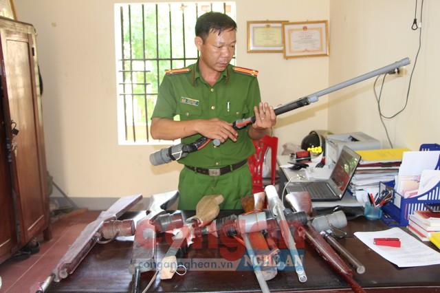Cán bộ Công an huyện Diễn Châu kiểm tra số vũ khí thu giữ được