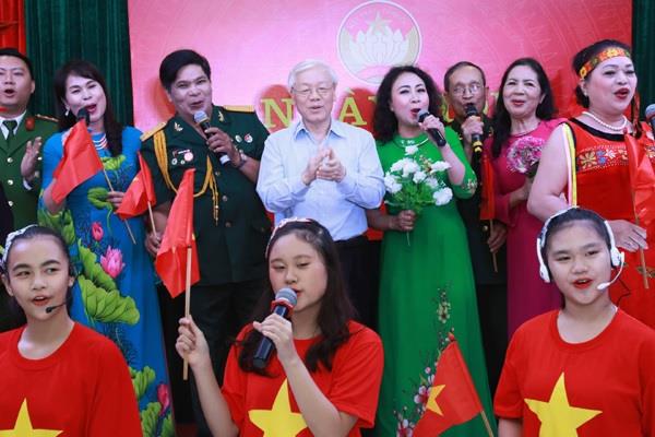 Tổng Bí thư, Chủ tịch nước Nguyễn Phú Trọng đã cùng bà con khu dân cư số 6 bắt nhịp bài ca “Đại đoàn kết”. (Ảnh:TH)