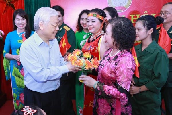 Tổng Bí thư, Chủ tịch nước Nguyễn Phú Trọng trò chuyện cùng bà con khu dân cư số 6. (Ảnh:TH)