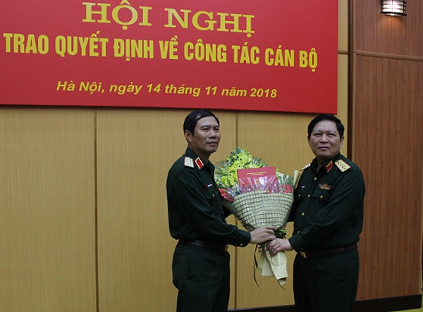 Đại tướng Ngô Xuân Lịch trao quyết định bổ nhiệm Trung tướng Nguyễn Tân Cương giữ chức Phó Tổng Tham mưu trưởng QĐND Việt Nam.