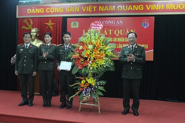Thứ trưởng Nguyễn Văn Thành tặng hoa chúc mừng Đoàn thể thao CAND.