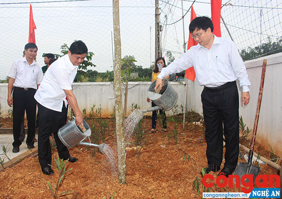 Đồng chí Thái Thanh Quý, Phó Bí thư Tỉnh ủy, Chủ tịch UBND tỉnh trồng cây đại đoàn kết tại xóm Vệ Nông, xã Vân Diên, huyện Nam Đàn