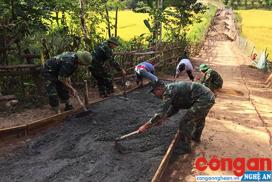 CBCS Đồn Biên phòng Nhôn Mai, Bộ đội Biên phòng Nghệ An giúp nhân dân xã Mai Sơn, huyện Tương Dương làm đường bê tông