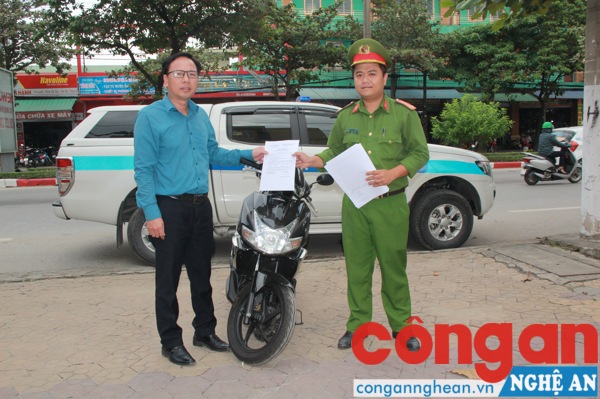 Đại diện đội Cảnh sát trật tự và cơ động, Công an TP Vinh tiến hành trao trả chiếc xe máy cho anh Đỗ Thế Phi