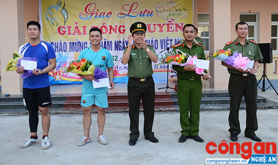 Đại tá Dư Văn Bình, Trưởng phòng Tổ chức cán bộ trao giải cho các đội